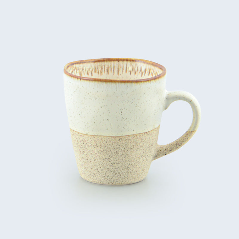 Tasse en grès beige