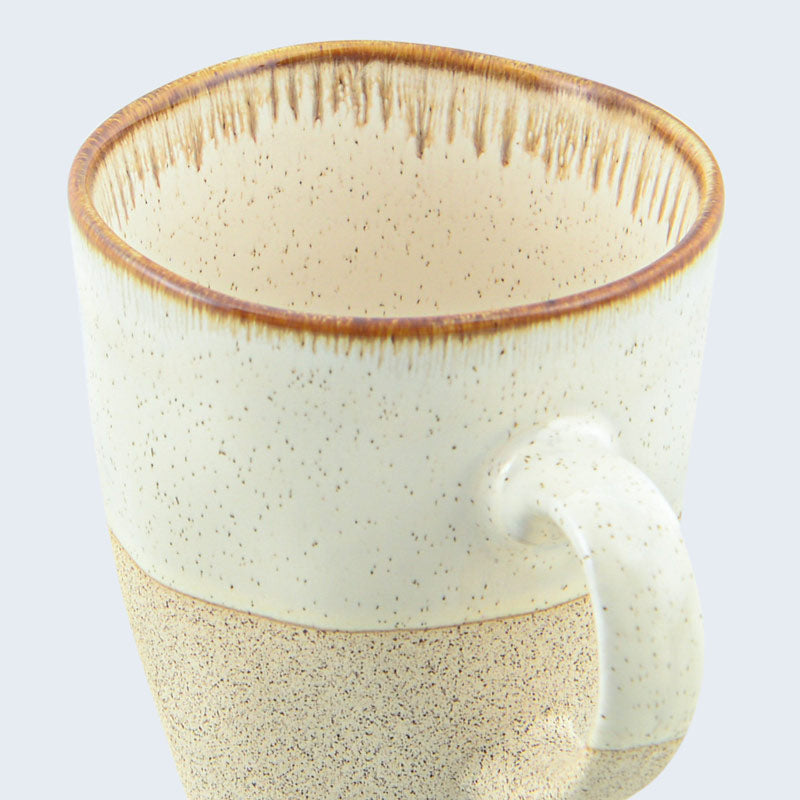 Tasse en grès beige